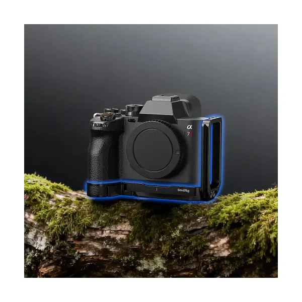 L-площадка SmallRig 6706 на камере Sony A7R VI крупным планом