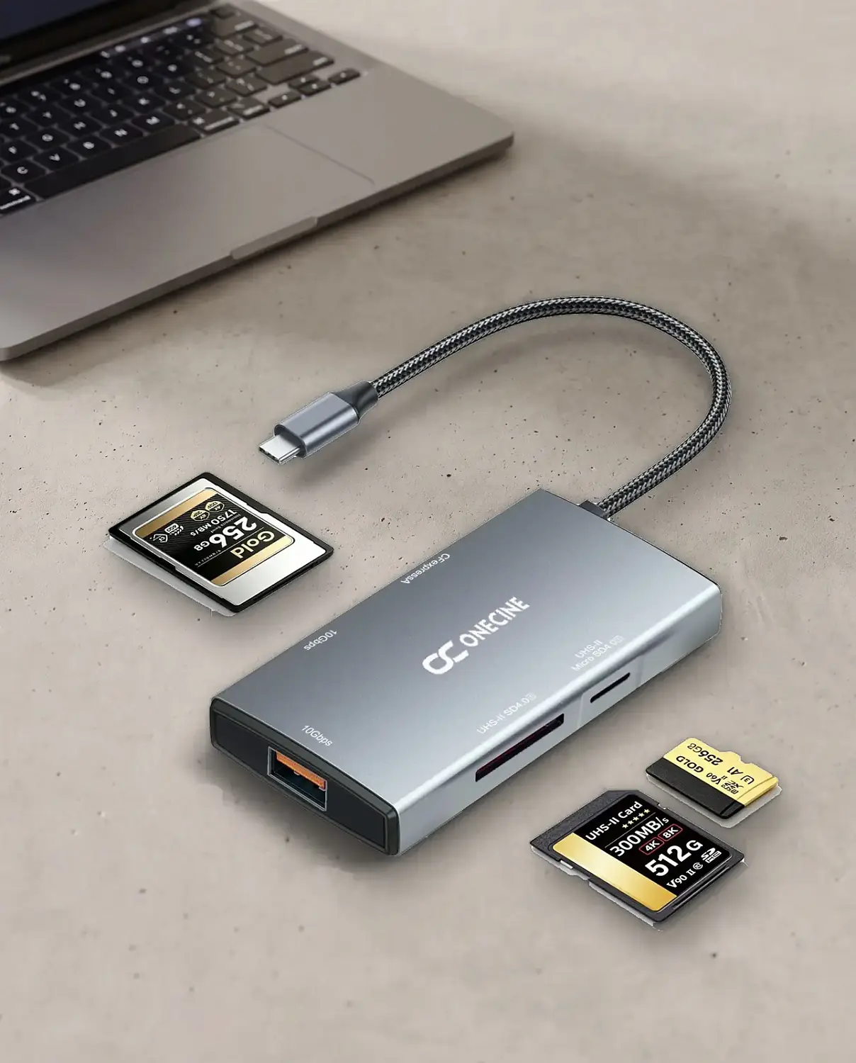 Картридер OneCine с картами CFexpress Type A, SD и microSD на бетонном столе