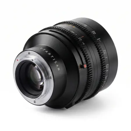 Объектив TTartisan 50 мм T2.1 Full Frame Cine Dual-Bokeh для Sony E — лёжа, вид сзади на байонет Sony E, белый фон
