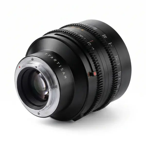 Объектив TTartisan 50 мм T2.1 Full Frame Cine Dual-Bokeh для Sony E — лёжа, вид сзади на байонет Sony E, белый фон
