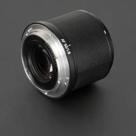 Объектив TTartisan AF 50 мм f1.8 Neo для L mount — байонет L, вид сзади 3/4