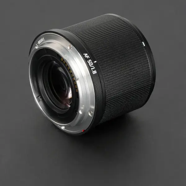 Объектив TTartisan AF 50 мм f1.8 Neo для L mount — байонет L, вид сзади 3/4
