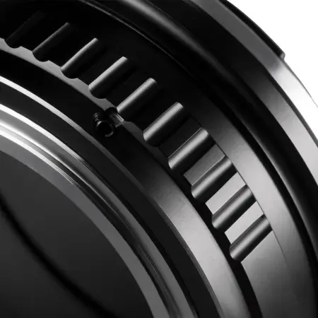 Крупный план рифлёного корпуса переходного кольца OneCine M42-R