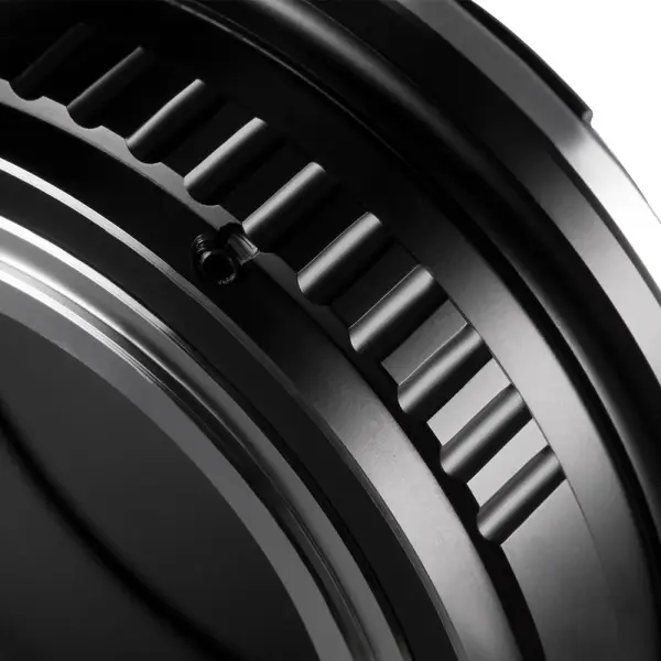 Крупный план рифлёного корпуса переходного кольца OneCine M42-R
