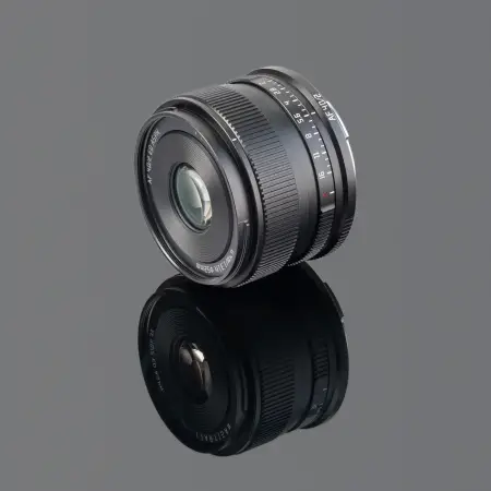 Объектив TTArtisan AF 40 мм F2 для L mount — вид в три четверти, передняя линза и кольцо диафрагмы