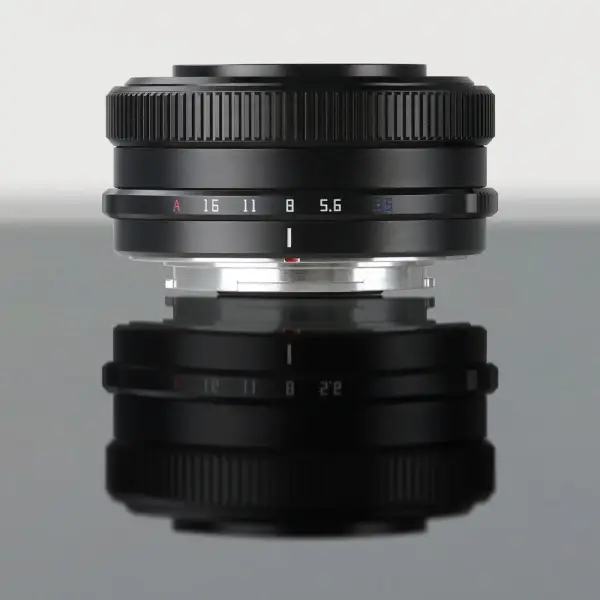 Объектив TTArtisan AF 14 мм F3.5 для Fuji X — вид спереди, передняя линза