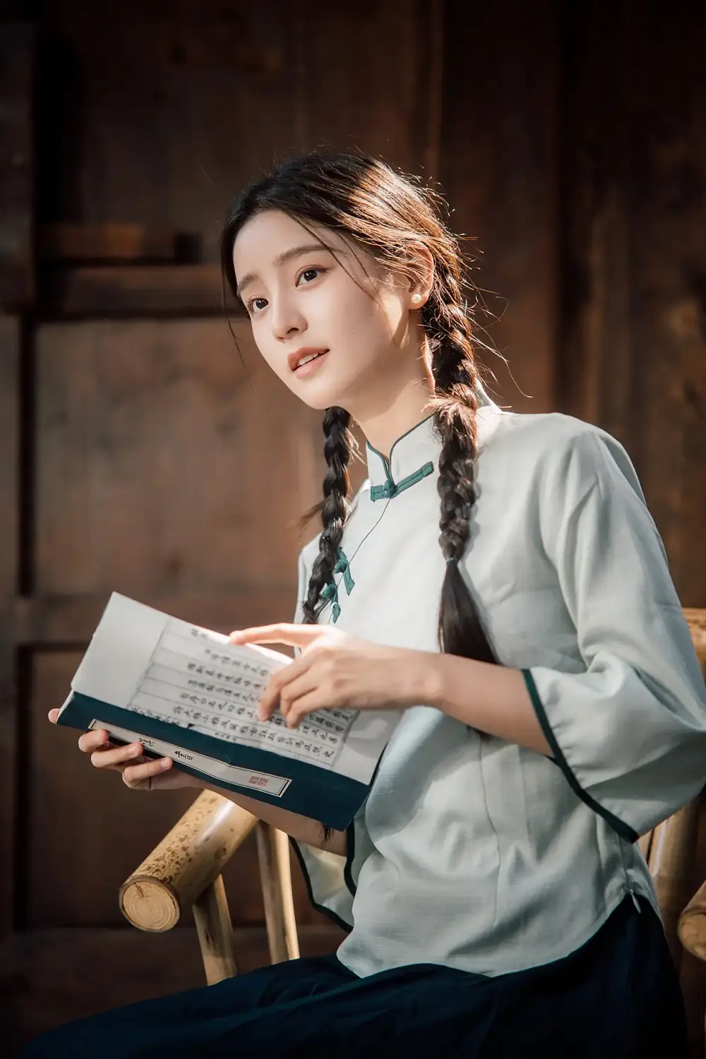Пример портрета на TTArtisan AF 85 мм F1.8 Neo: девушка читает книгу в старинном интерьере