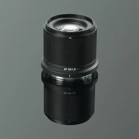 Объектив TTartisan AF 50 мм f1.8 Neo для Nikon Z — вид под углом, передняя линза