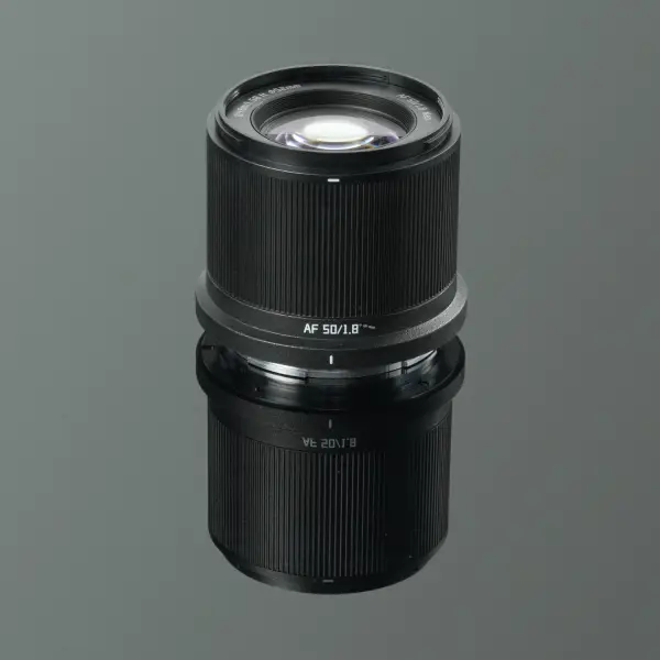 Объектив TTartisan AF 50 мм f1.8 Neo для Nikon Z — вид под углом, передняя линза