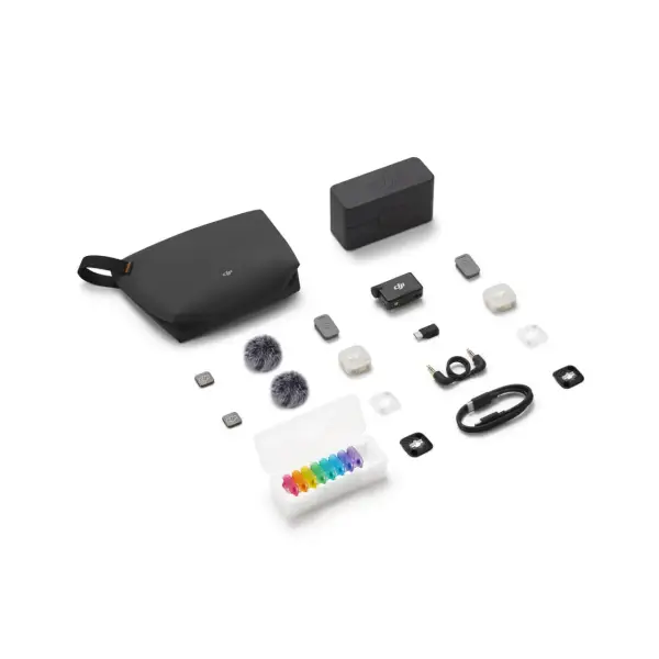 Полный комплект DJI Mic Mini 2S: передатчики, приёмник, кейс, крышки, ветрозащиты и кабели на белом фоне
