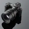 Объектив TTartisan 85 мм T2.1 Full Frame Cine Dual-Bokeh для Nikon Z — установлен на камеру Nikon Z: камера, объектив и отражение целиком по центру кадра