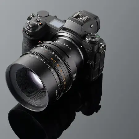 Объектив TTartisan 85 мм T2.1 Full Frame Cine Dual-Bokeh для Nikon Z — установлен на камеру Nikon Z: камера, объектив и отражение целиком по центру кадра