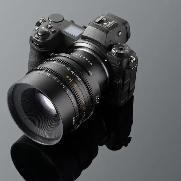 Объектив TTartisan 85 мм T2.1 Full Frame Cine Dual-Bokeh для Nikon Z — установлен на камеру Nikon Z: камера, объектив и отражение целиком по центру кадра