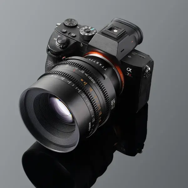 Объектив TTartisan 85 мм T2.1 Full Frame Cine Dual-Bokeh для Sony E — установлен на камеру Sony A7R: камера, объектив и отражение целиком по центру кадра