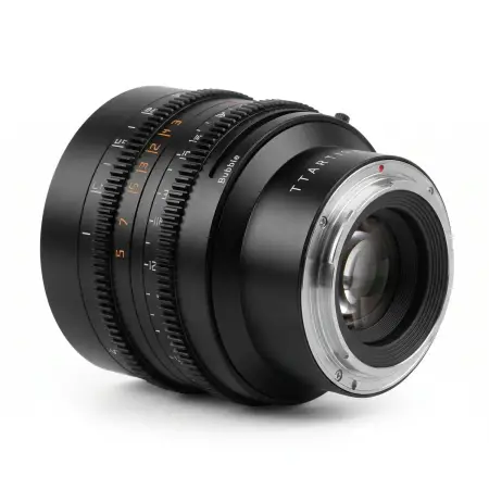 Объектив TTartisan 50 мм T2.1 Full Frame Cine Dual-Bokeh для L mount — лёжа, вид сзади на байонет L mount, белый фон