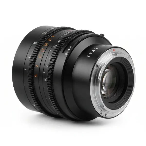 Объектив TTartisan 50 мм T2.1 Full Frame Cine Dual-Bokeh для L mount — лёжа, вид сзади на байонет L mount, белый фон