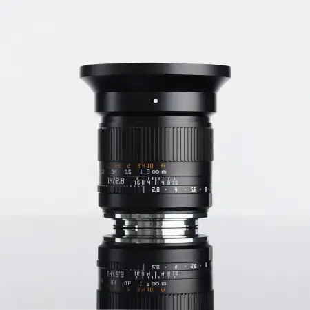 Объектив TTArtisan 14 мм F2.8 ASPH для L-mount — с установленным кольцом-держателем фильтров 77 мм, вид сбоку