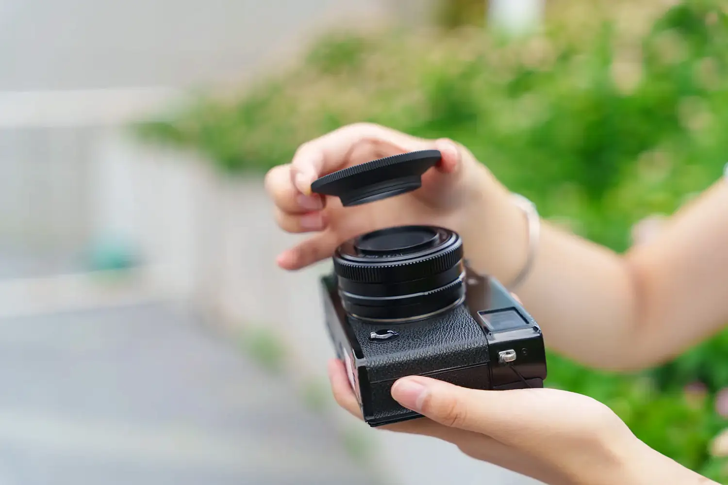 Объектив TTArtisan AF 14 мм F3.5 на камере Fujifilm — снимают заднюю крышку