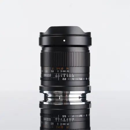 Объектив TTArtisan 14 мм F2.8 ASPH для Nikon Z — вид сбоку, студийная съёмка