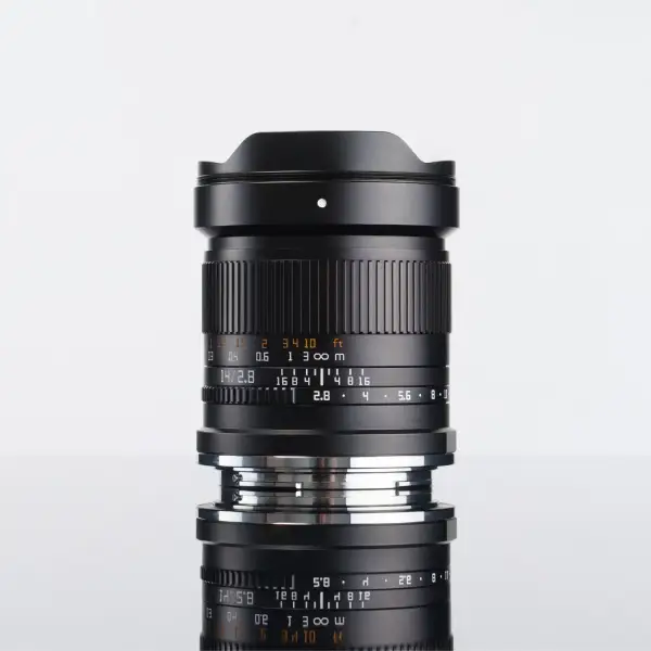 Объектив TTArtisan 14 мм F2.8 ASPH для Nikon Z — вид сбоку, студийная съёмка