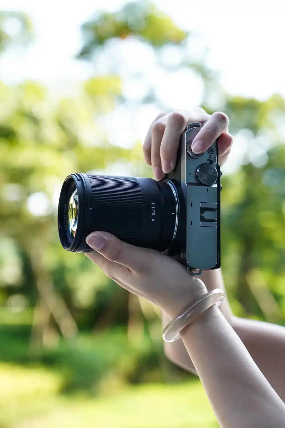 Фотограф снимает на камеру Panasonic Lumix S9 с объективом TTArtisan AF 85 мм F1.8 Neo в парке