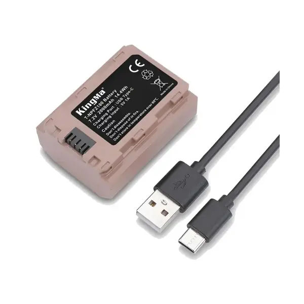 Аккумулятор Kingma NP-FZ100 с комплектным кабелем USB-C на белом фоне