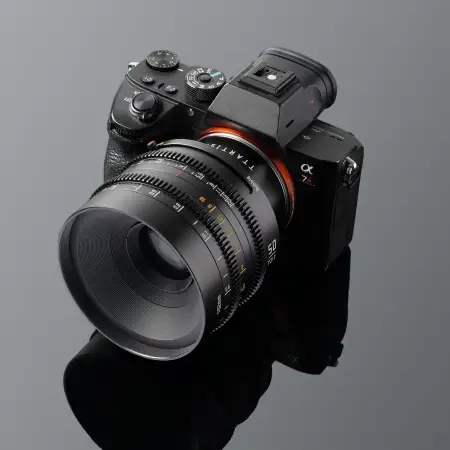Объектив TTartisan 50 мм T2.1 Full Frame Cine Dual-Bokeh для Sony E — установлен на камеру Sony: камера, объектив и отражение целиком по центру кадра