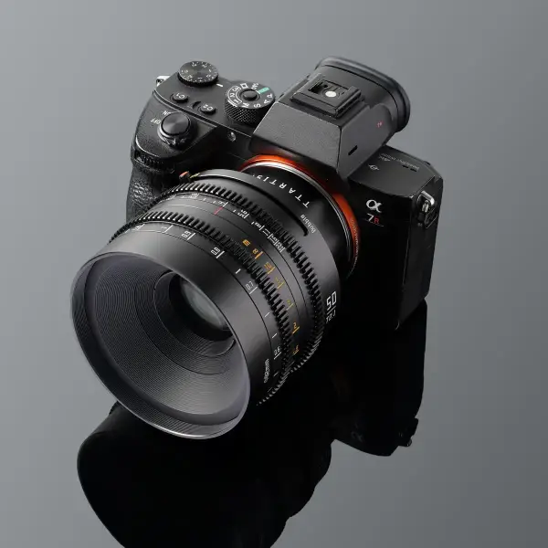 Объектив TTartisan 50 мм T2.1 Full Frame Cine Dual-Bokeh для Sony E — установлен на камеру Sony: камера, объектив и отражение целиком по центру кадра