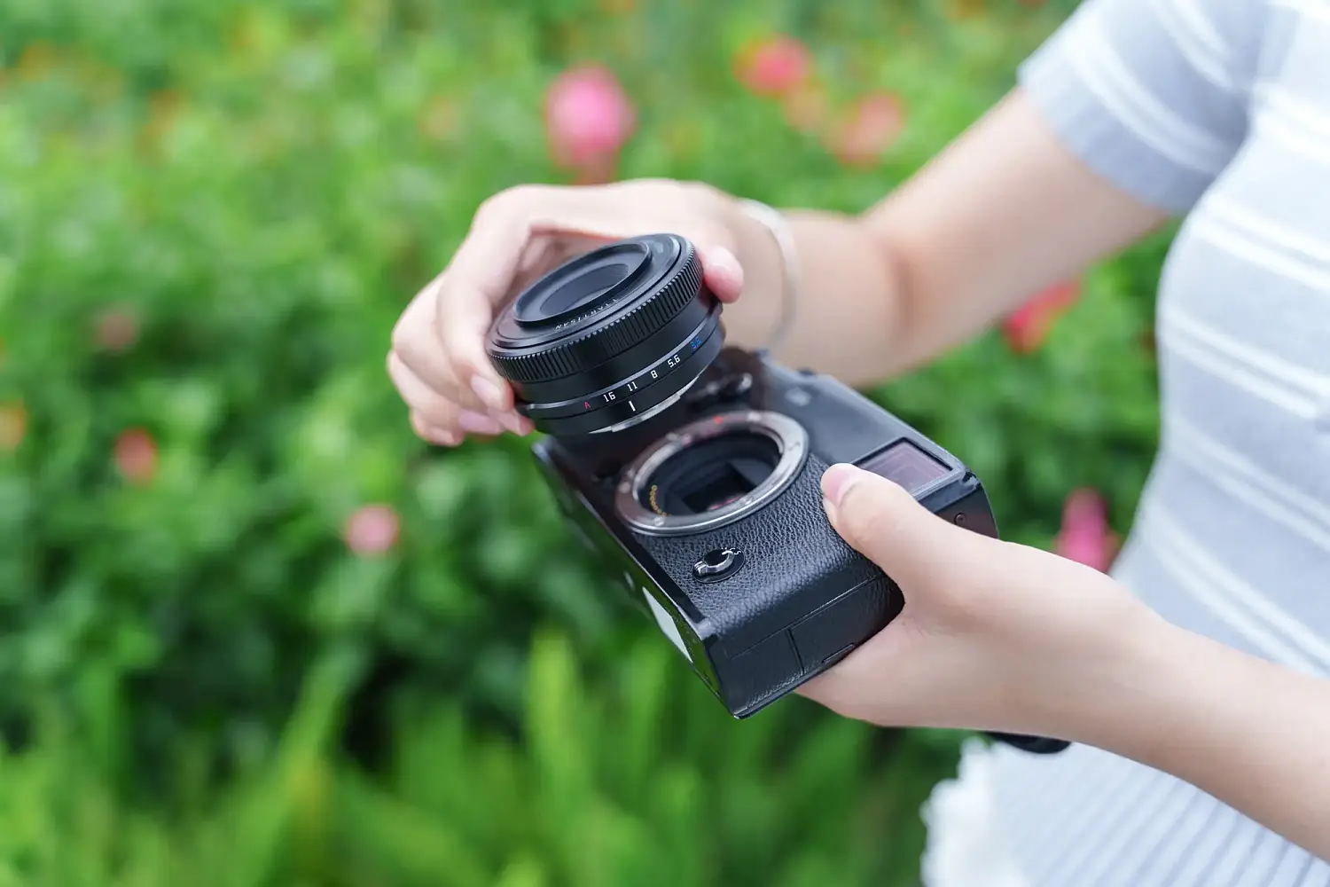 Объектив TTArtisan AF 14 мм F3.5 рядом с байонетом камеры Fujifilm — установка