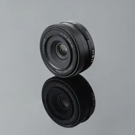 Объектив TTArtisan AF 14 мм F3.5 для Fuji X — вид в три четверти, студийная съёмка