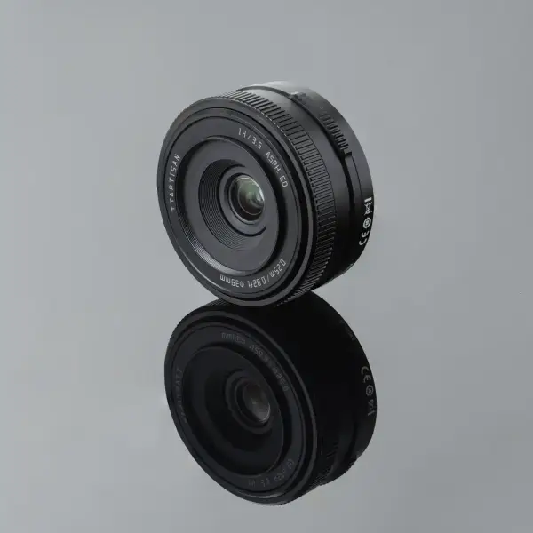 Объектив TTArtisan AF 14 мм F3.5 для Fuji X — вид в три четверти, студийная съёмка