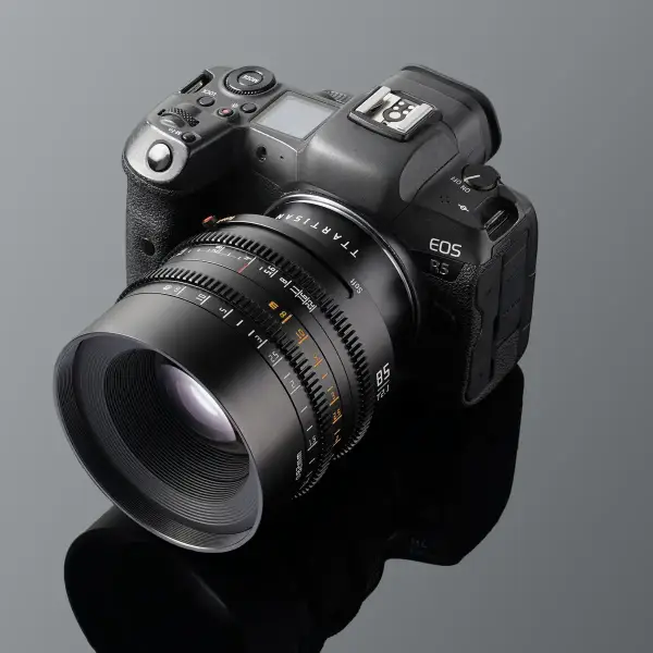 Объектив TTartisan 85 мм T2.1 Full Frame Cine Dual-Bokeh для Canon EOS R — установлен на камеру Canon EOS R: камера, объектив и отражение целиком по центру кадра