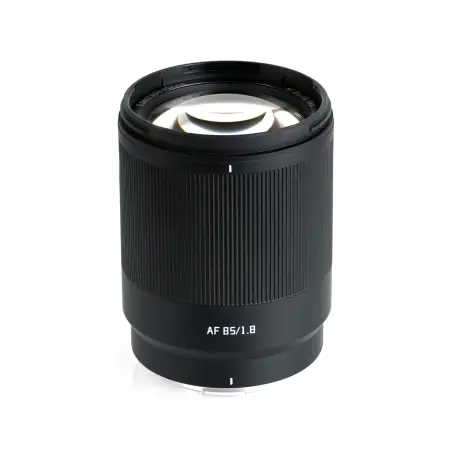 Объектив TTArtisan AF 85 мм F1.8 Neo для L mount — вид спереди в три четверти, передняя линза