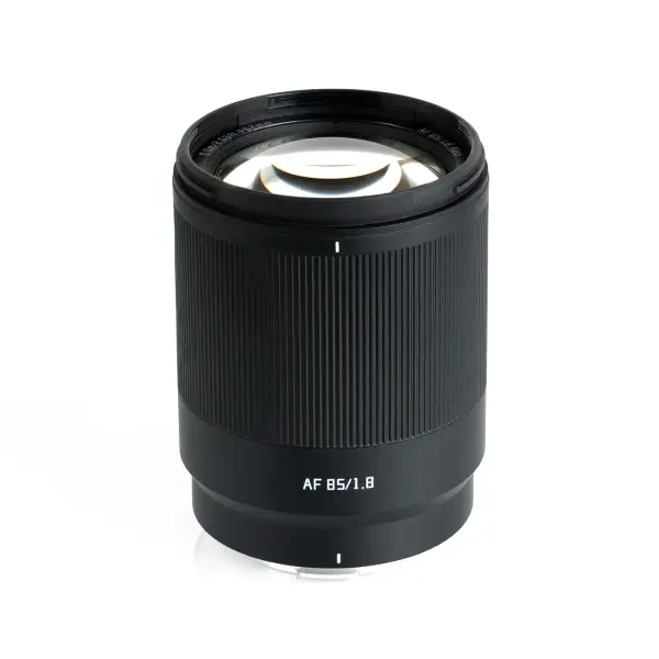 Объектив TTArtisan AF 85 мм F1.8 Neo для L mount — вид спереди в три четверти, передняя линза