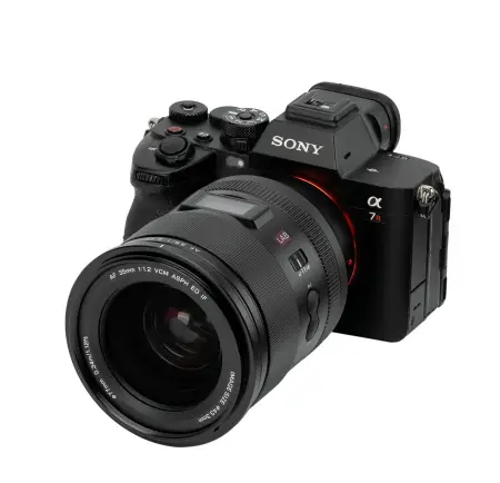 Объектив Viltrox AF 35 мм F1.2 LAB FE для Sony с камерой