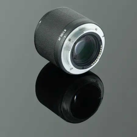 Объектив TTartisan AF 50 мм f1.8 Neo для Sony E — байонет и вид сбоку