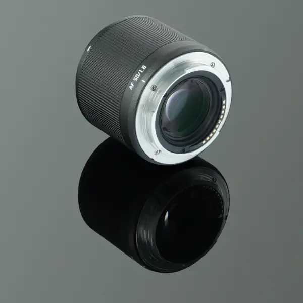 Объектив TTartisan AF 50 мм f1.8 Neo для Sony E — байонет и вид сбоку
