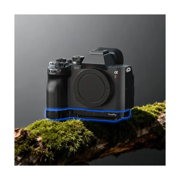 Площадка SmallRig 6705 на камере Sony A7R VI крупным планом