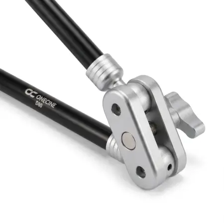 Шаровой шарнир держателя OneCine Magic Arm D80 крупным планом на белом фоне