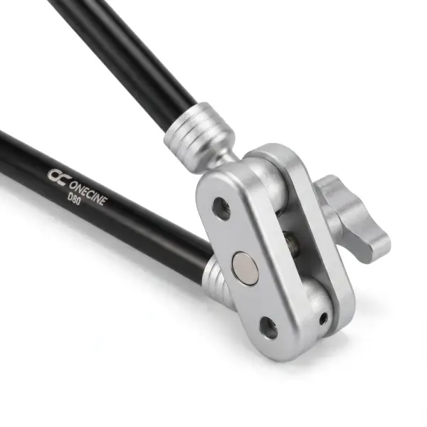 Шаровой шарнир держателя OneCine Magic Arm D80 крупным планом на белом фоне