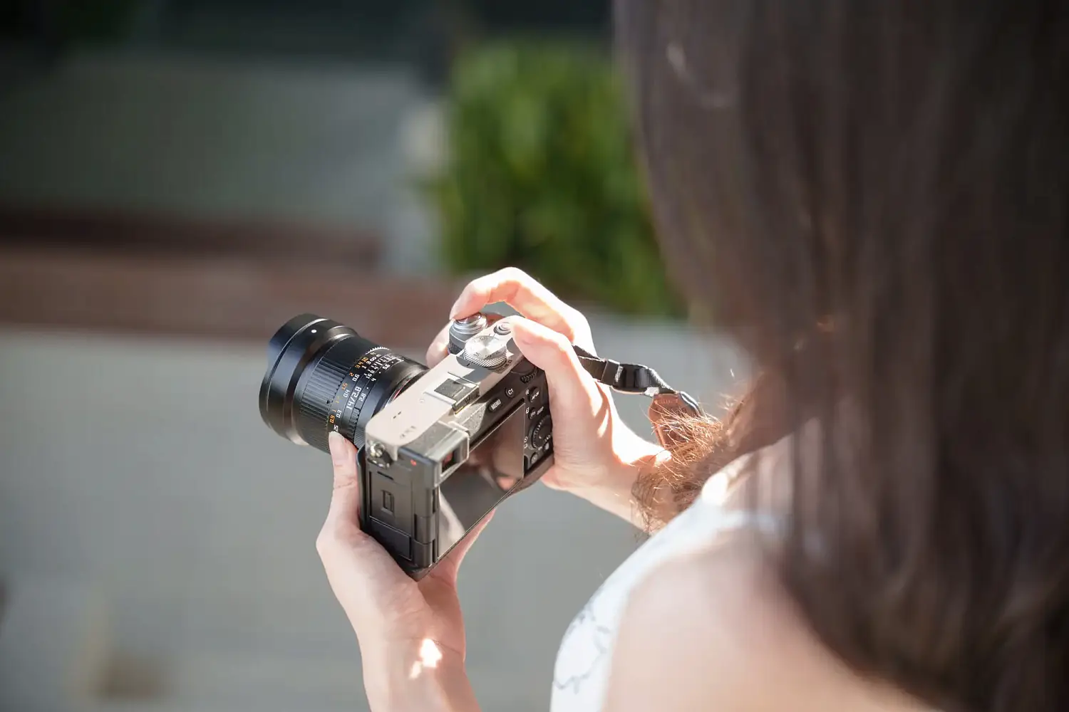 Фотограф держит камеру с объективом TTArtisan 14 мм F2.8 ASPH