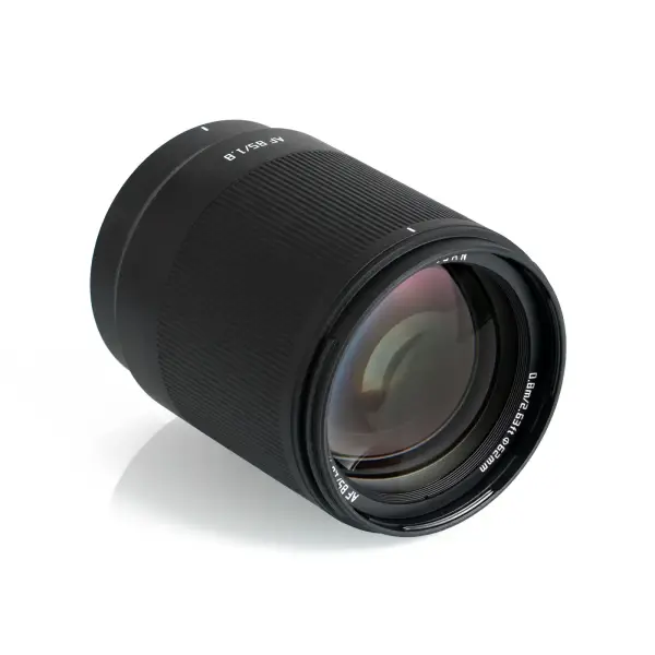 Объектив TTArtisan AF 85 мм F1.8 Neo для L mount лежит на боку — передняя линза и маркировка 0,8 м / 62 мм