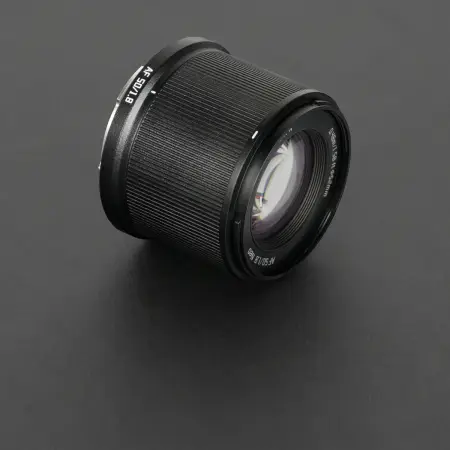 Объектив TTartisan AF 50 мм f1.8 Neo для L mount — вид 3/4, передняя линза