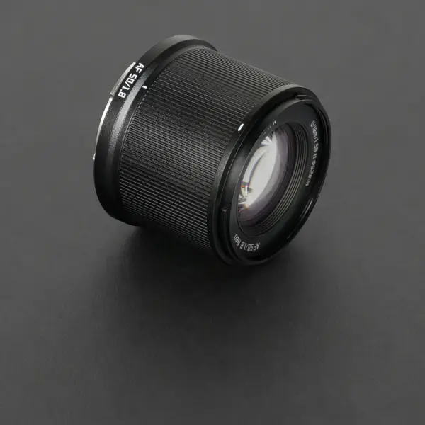 Объектив TTartisan AF 50 мм f1.8 Neo для L mount — вид 3/4, передняя линза