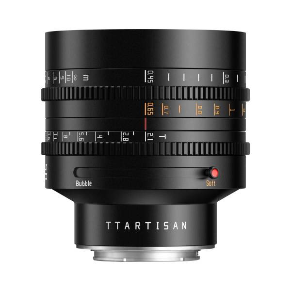 Объектив TTartisan 50 мм T2.1 Full Frame Cine Dual-Bokeh для Sony E — вид сбоку на белом фоне, шкалы фокуса и диафрагмы