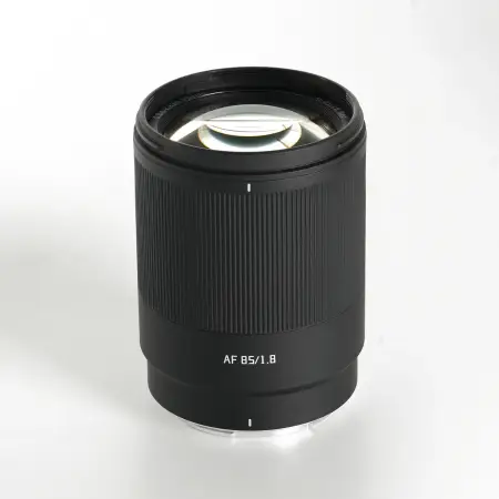 Объектив TTArtisan AF 85 мм F1.8 Neo для Sony E — вид спереди в три четверти, передняя линза
