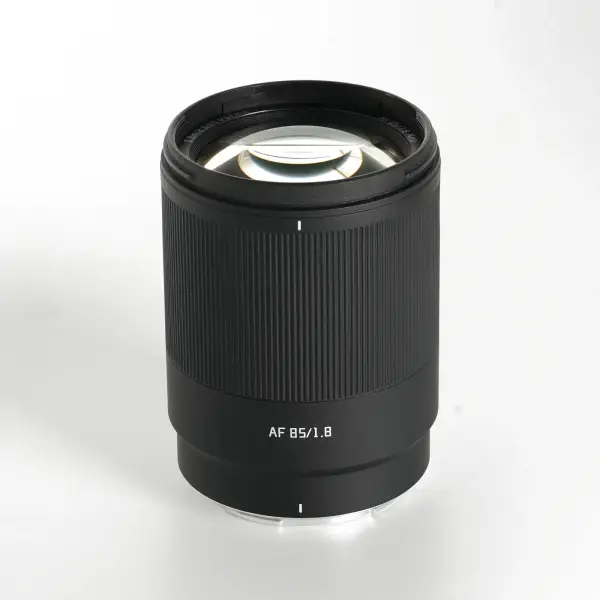 Объектив TTArtisan AF 85 мм F1.8 Neo для Sony E — вид спереди в три четверти, передняя линза