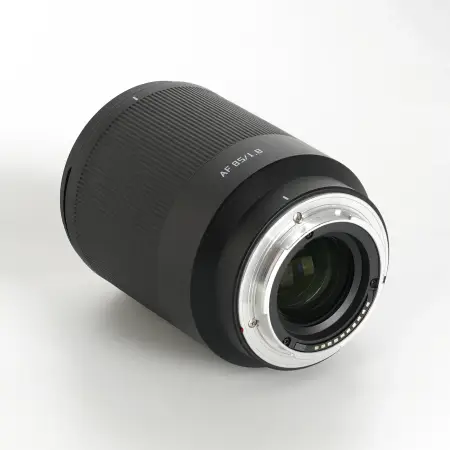 Объектив TTArtisan AF 85 мм F1.8 Neo — байонет Sony E с электронными контактами, вид сзади
