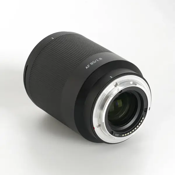 Объектив TTArtisan AF 85 мм F1.8 Neo — байонет Sony E с электронными контактами, вид сзади