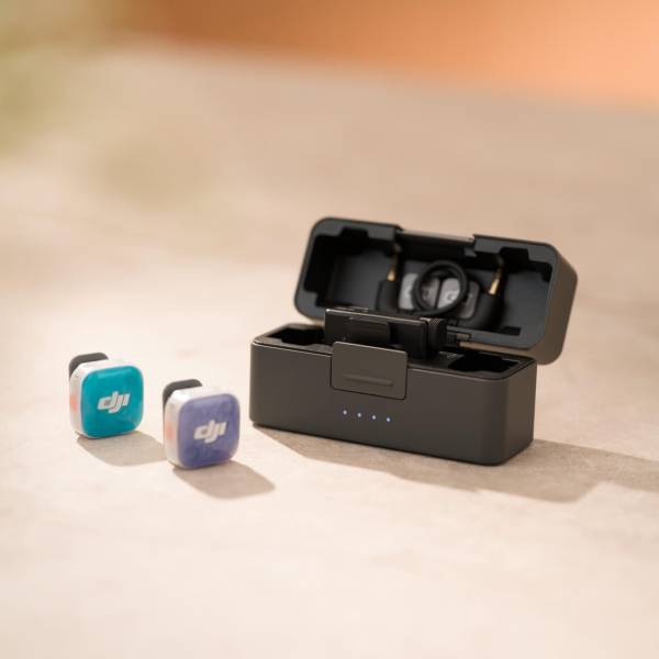 Радиосистема DJI Mic Mini 2S: зарядный кейс и два передатчика со сменными крышками
